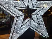 Предлагаем Вашему вниманию новогоднее световое оформление фасада зданий! И снежинки, и сосульки, и яркий дождик и большо, фотография 12