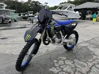 2025 Yamaha YZ125 Monster Energy Yamaha Racing Edition, фотография 2