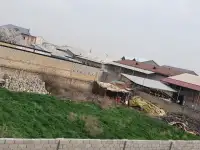 Сергелинский р-н. На против 5 массив куйлюк, махалля арка. От битонки 500 метров. Удобная локация. Фасад 34 м, ширина 36, фотография 4