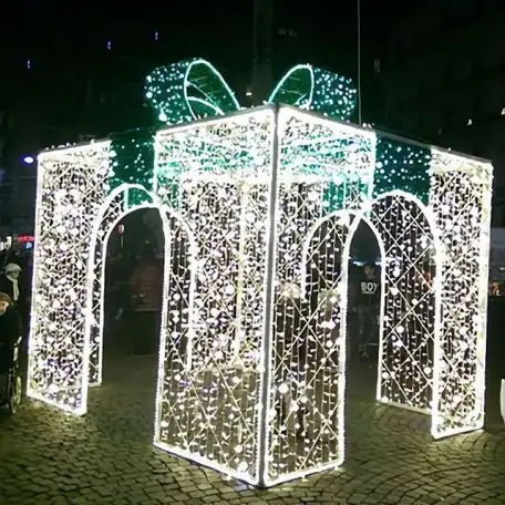 Предлагаем Вашему вниманию новогоднее световое оформление фасада зданий! И снежинки, и сосульки, и яркий дождик и большо, фотография 11