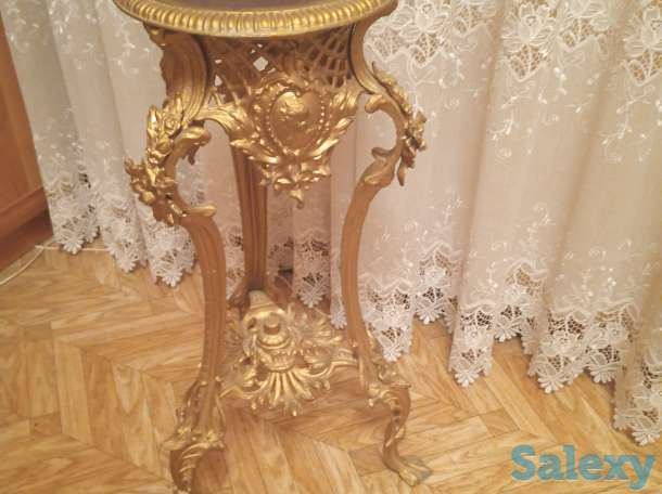 Декоративный столик с искуственнными цветами, фотография 1