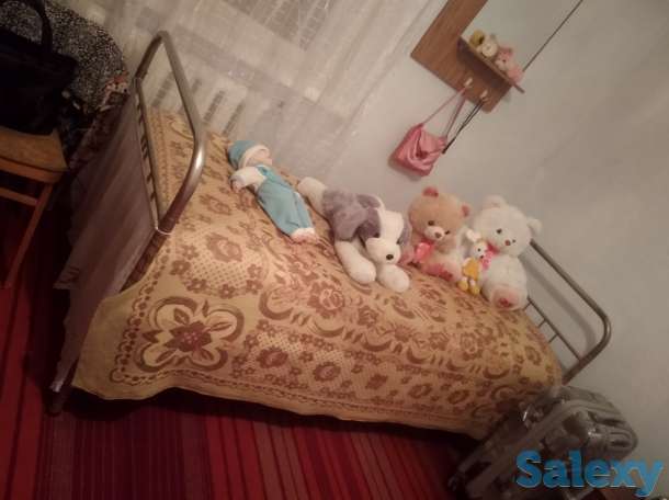 Диван с креслами и железные кровати, фотография 1