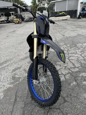 2025 Yamaha YZ125 Monster Energy Yamaha Racing Edition, фотография 3