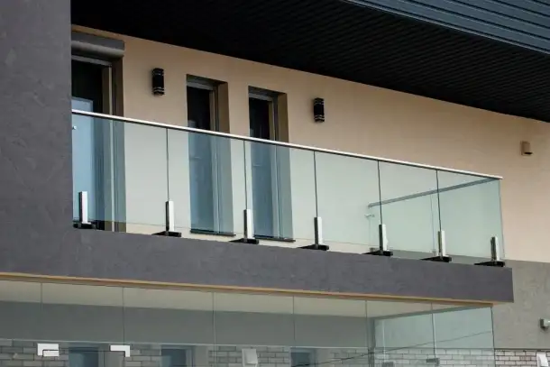 Стеклянные перила для лестниц и балконов а так же защитные стеклянные решетки на окна. Звоните, фотография 4