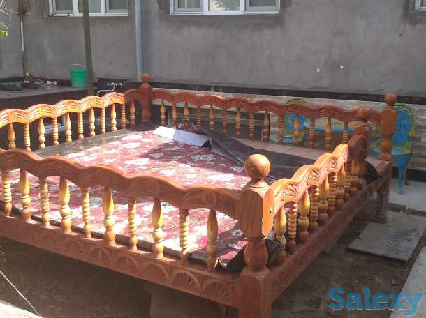 кровать для двора деревяннаяс узором покрытая лаком  размер: 2.5х2.5, фотография 1