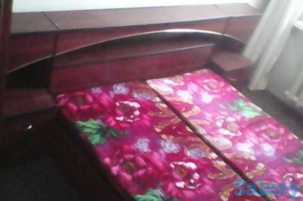 Кровать и две тумбочки, фотография 1