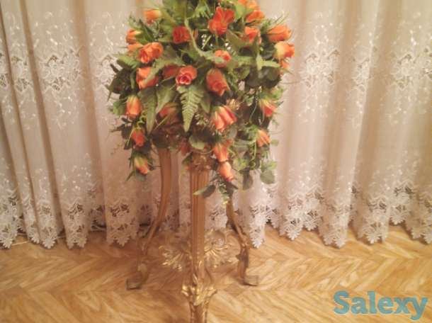 Декоративный столик с искуственнными цветами, фотография 4