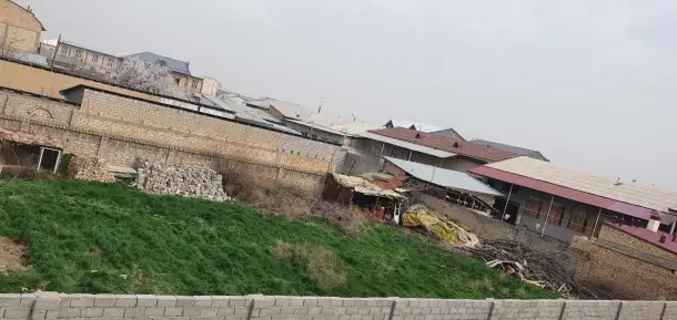 Сергелинский р-н. На против 5 массив куйлюк, махалля арка. От битонки 500 метров. Удобная локация. Фасад 34 м, ширина 36, фотография 4