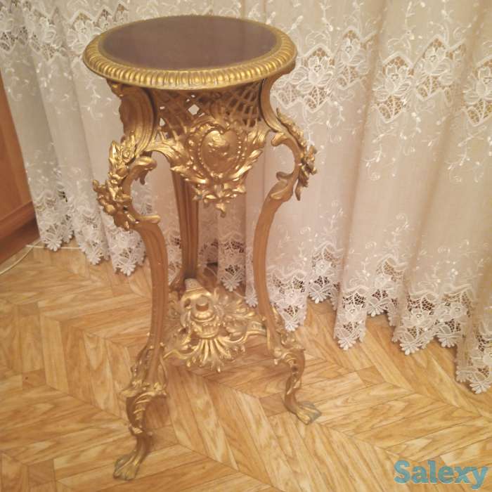 Декоративный столик с искуственнными цветами, фотография 1