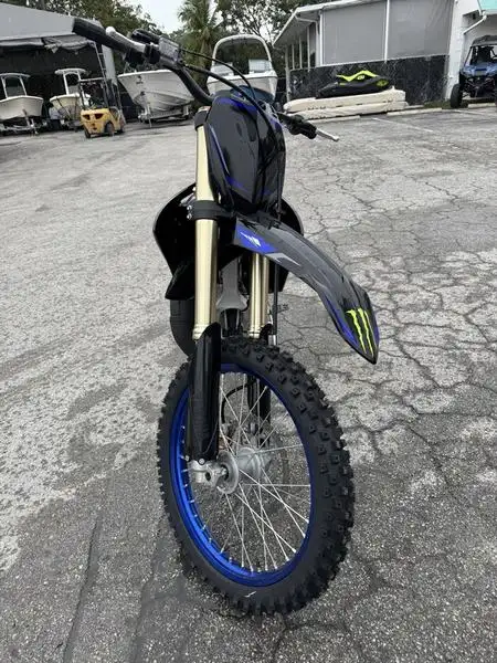2025 Yamaha YZ125 Monster Energy Yamaha Racing Edition, фотография 3