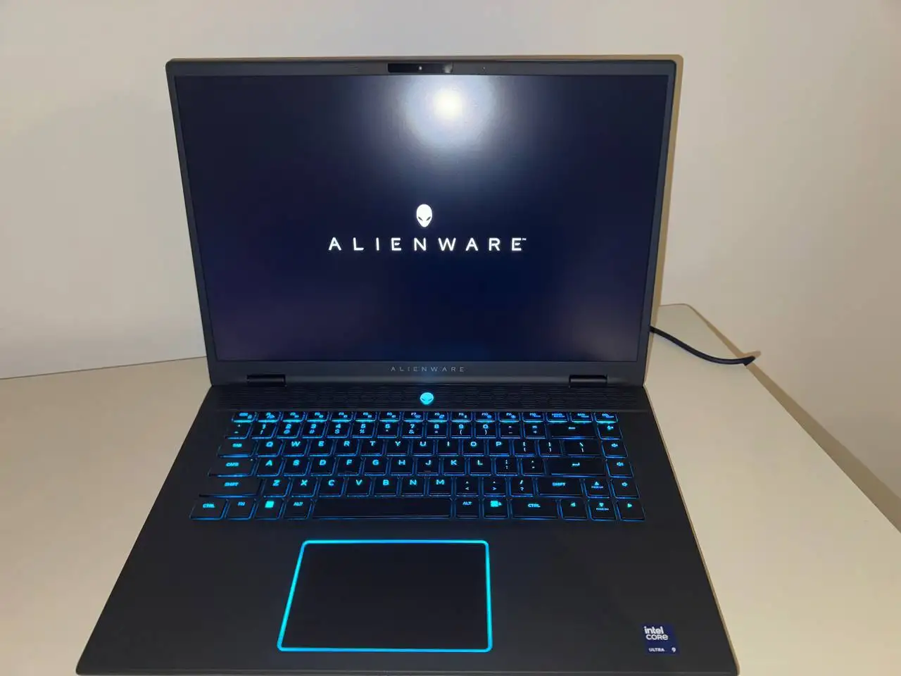 noutbuk Alienware m16 R2 Gaming Laptop ultra 9, фотография 1