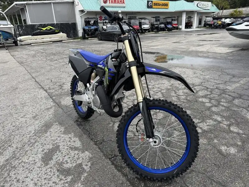 2025 Yamaha YZ125 Monster Energy Yamaha Racing Edition, фотография 4