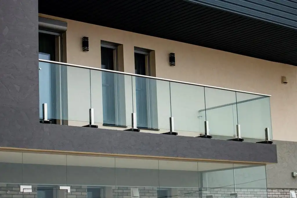 Стеклянные перила для лестниц и балконов а так же защитные стеклянные решетки на окна. Звоните, фотография 4