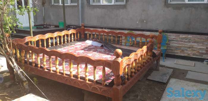 кровать для двора деревяннаяс узором покрытая лаком  размер: 2.5х2.5, фотография 1
