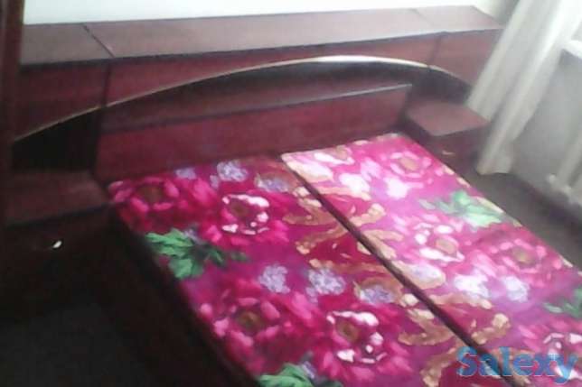 Кровать и две тумбочки, фотография 1