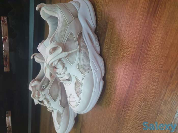 Продам б/у белые кроссовки, фотография 1
