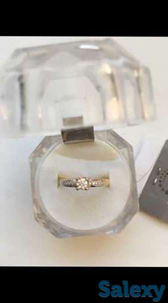 Новое золотое кольцо с бриллиантом, фотография 1