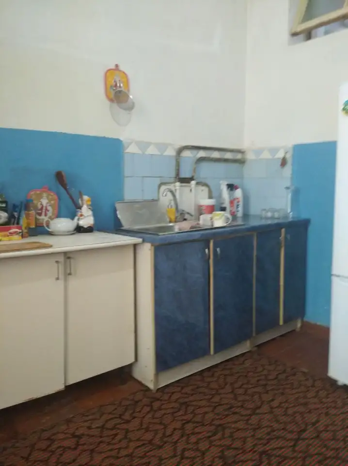 Здравствуйте. Продаётся теплая квартира в центре города на первом этаже., фотография 1