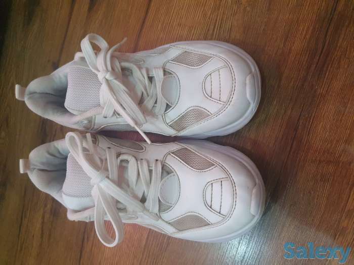 Продам б/у белые кроссовки, фотография 2