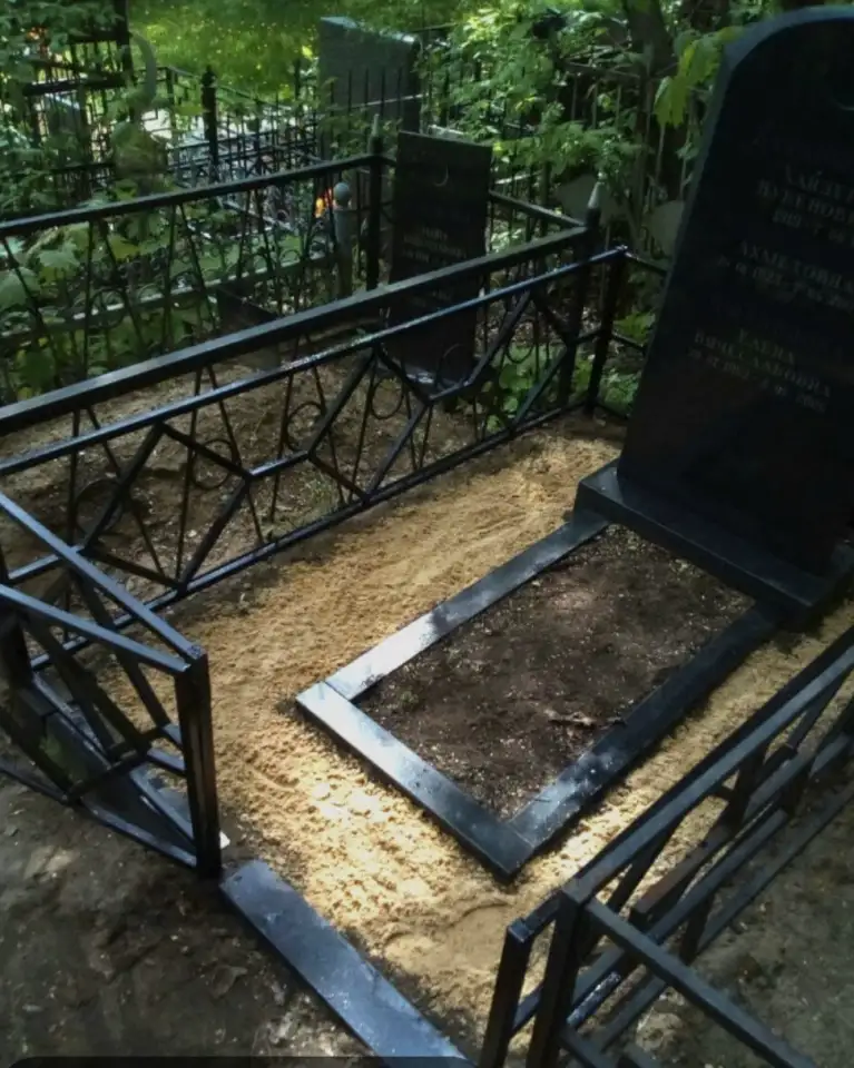 Покраска оградок на кладбище, фотография 1