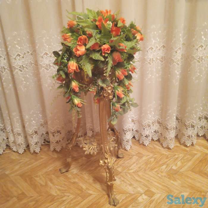 Декоративный столик с искуственнными цветами, фотография 3